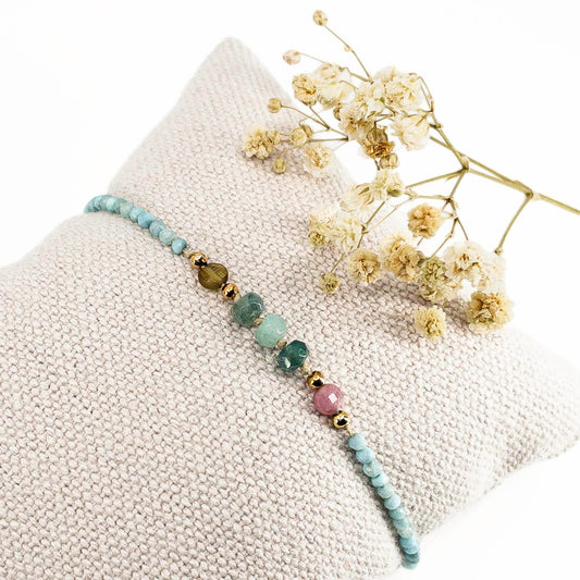 Bracelet ajustable composé de pierres fines naturelles offrant une déclinaison de bleu : perles de pierres de Larimar, de Grandidierite et de Tourmaline