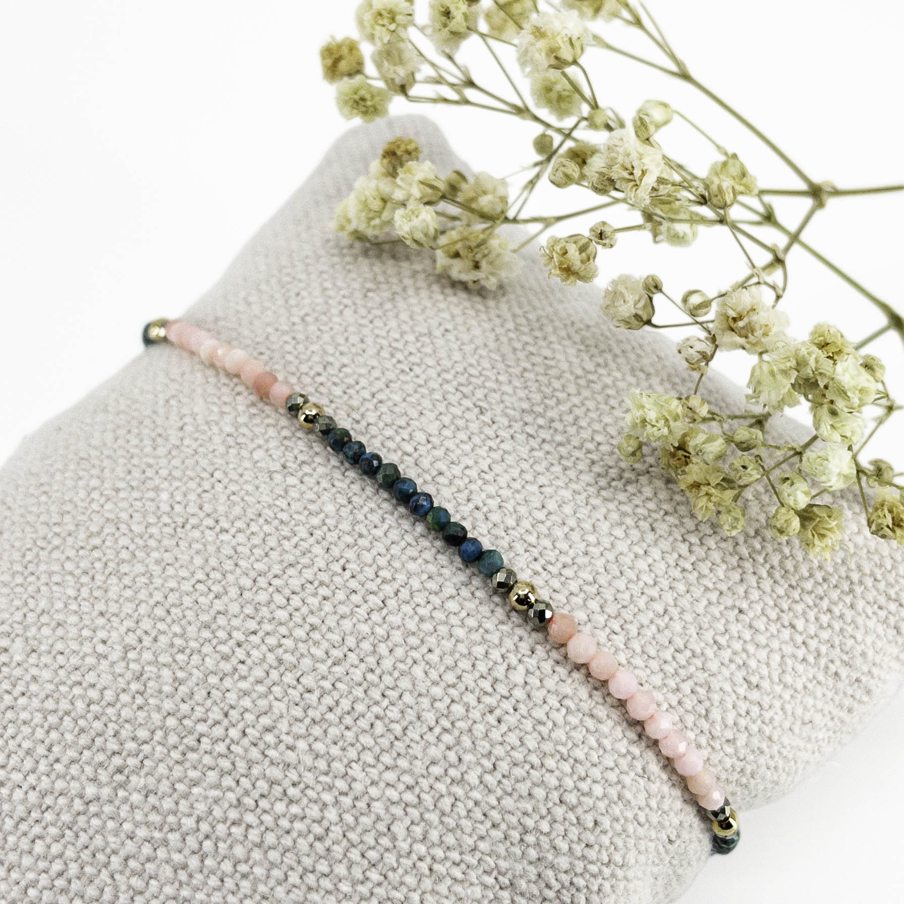 Bracelet réglable en pierres fines naturelles. Opale rose, Chrysocolle bleu vert. Pierres montées sur un cordon rose vif