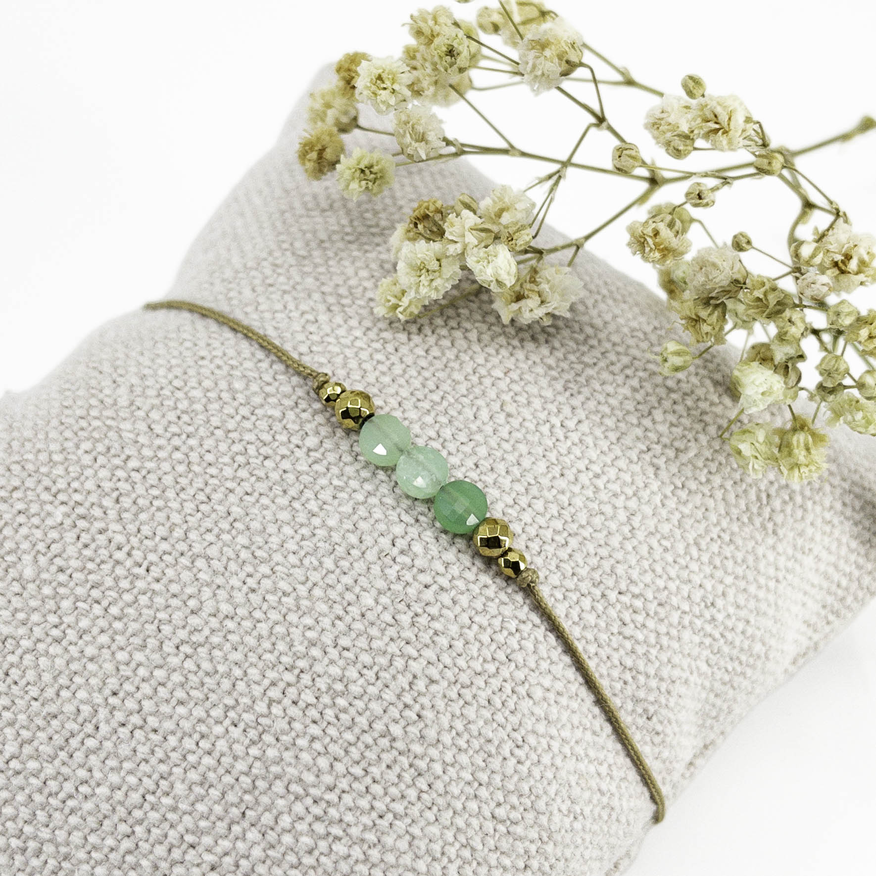 Bracelet réglable en pierres fines naturelles, 3 perles de Chrysoprase de teinte verte et perles d'hématites dorées.