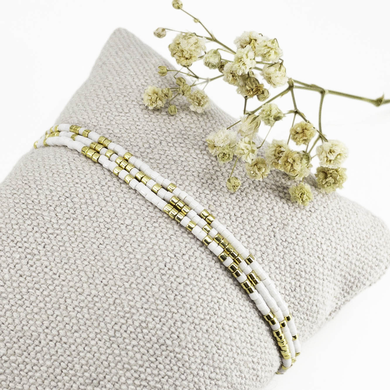 Bracelet ajustable en pierre de rocaille blanc et or. Trois tours de poignet