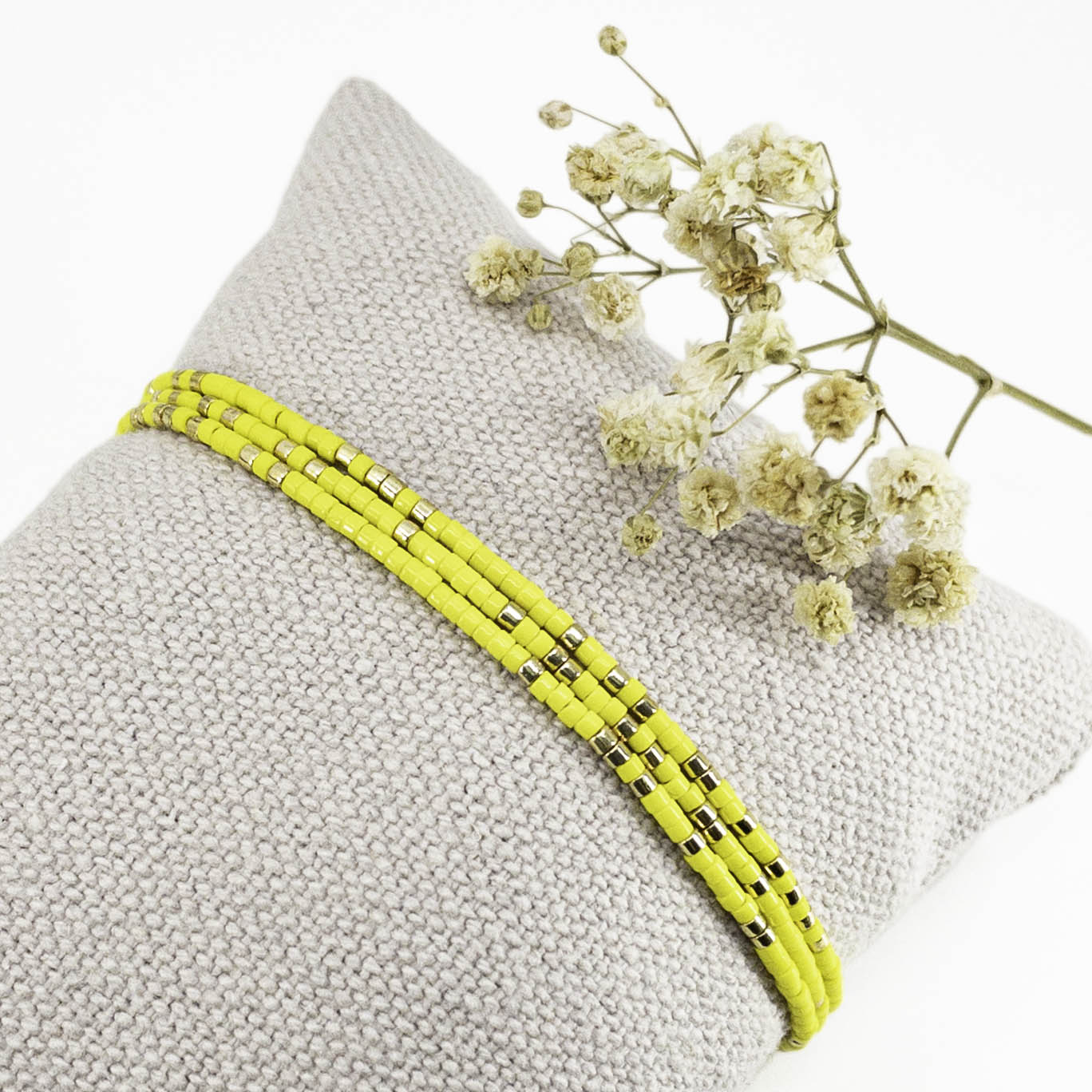 Bracelet ajustable en pierre de rocaille jaune citron et or. Trois tours de poignet