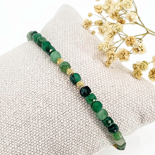 Bracelet en pierres naturelles de jade verte et perles dorées. Perles de Jade facettées de forme cubique.