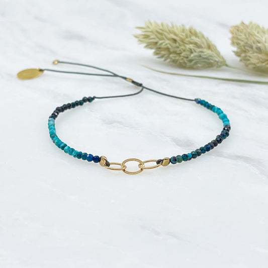 Bracelet réglable en pierres fines naturelles spinelle déclinaison de bleus. Trois anneaux en plaqué or entremêlés