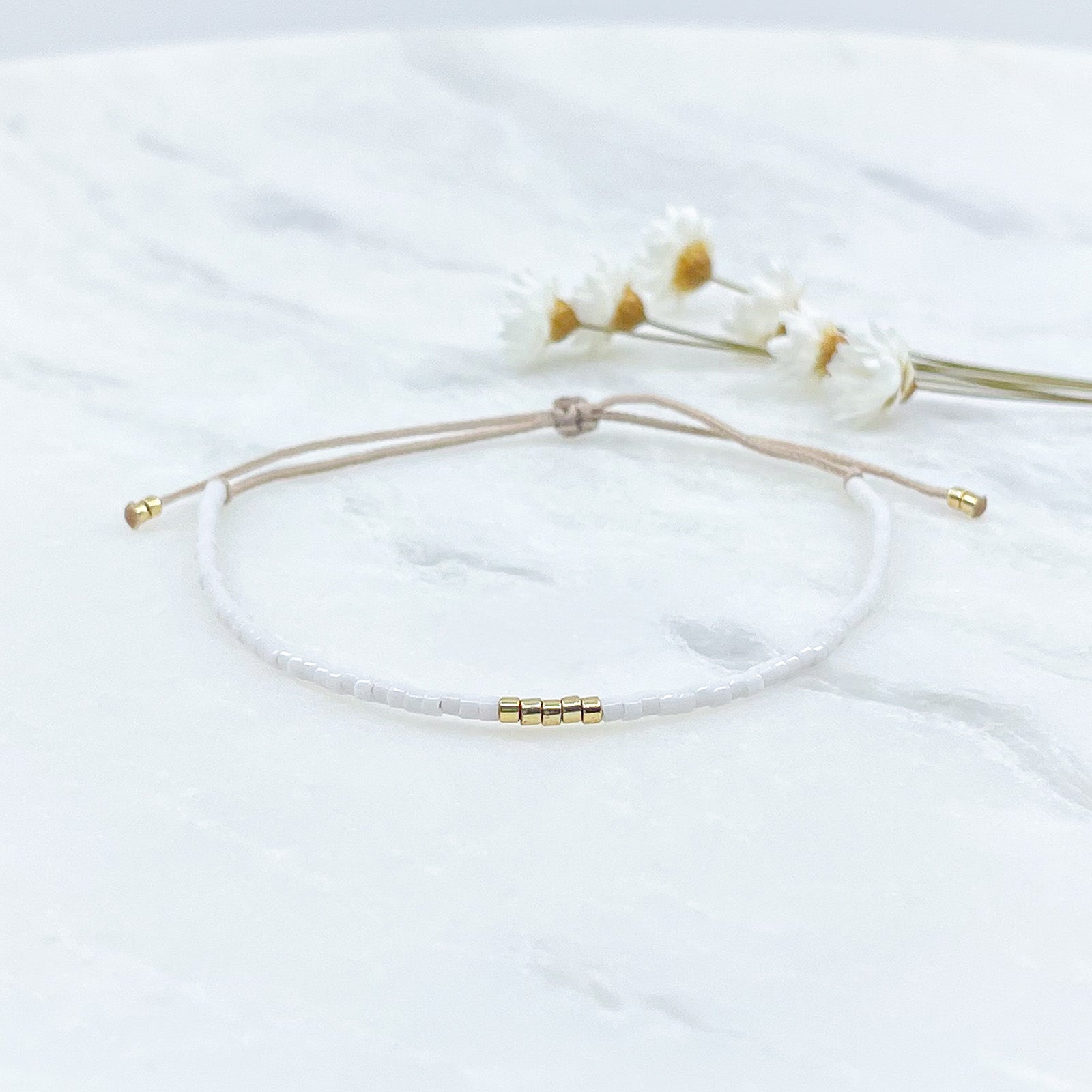 Bracelet en perles de rocaille blanc et or