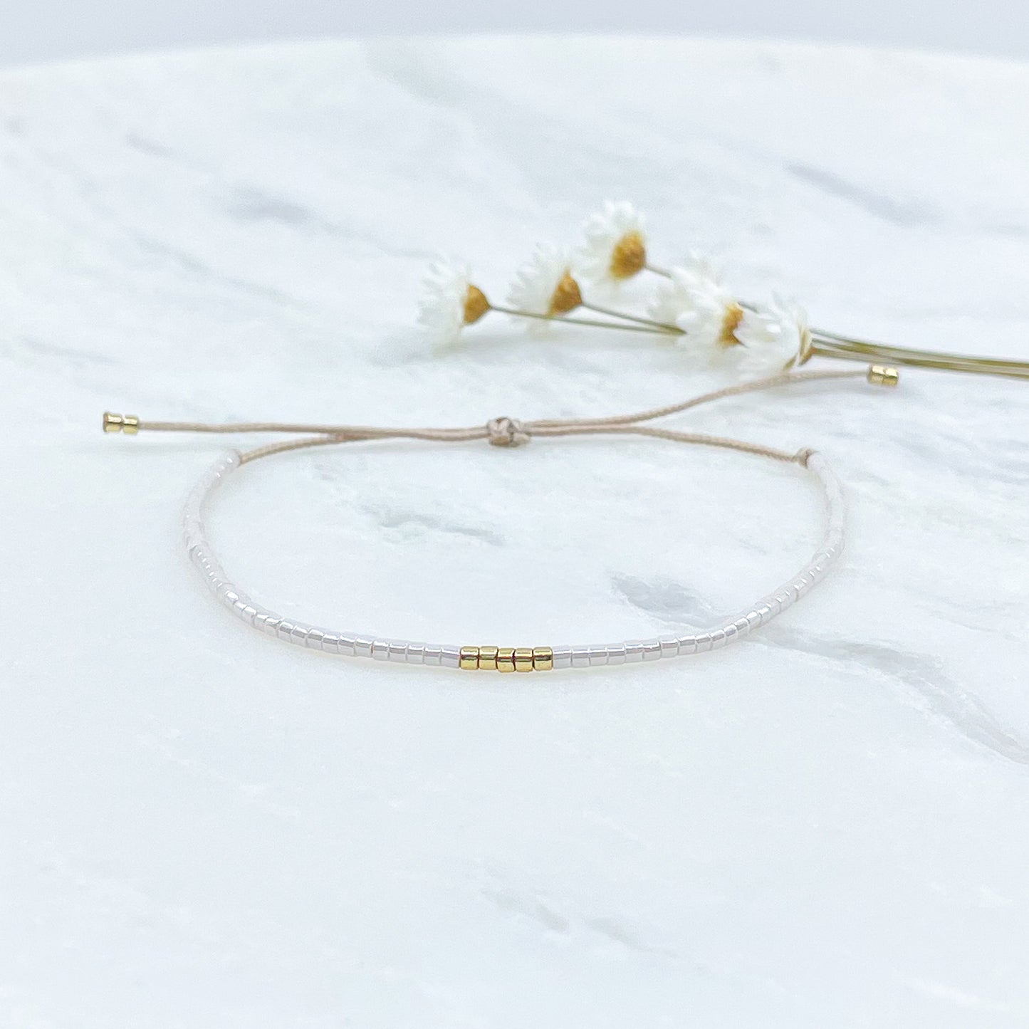 Bracelet en perles de rocaille ivoire et or