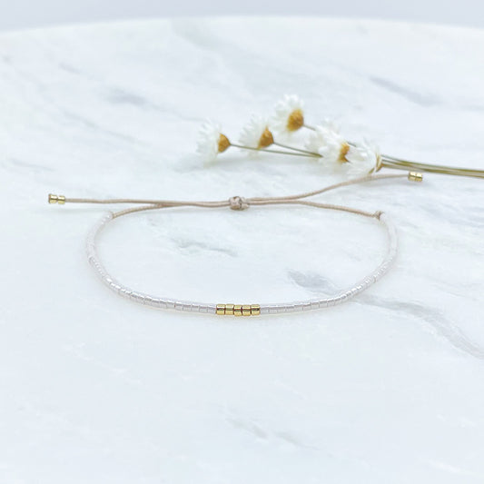 Bracelet en perles de rocaille ivoire et or