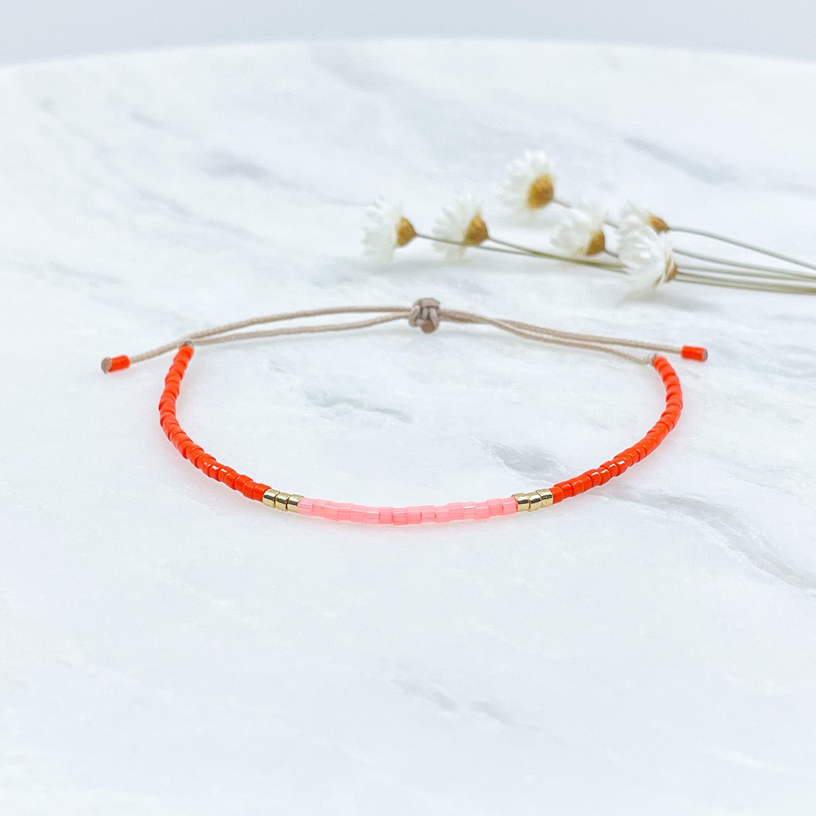 Bracelet en perles de rocaille colorées et or