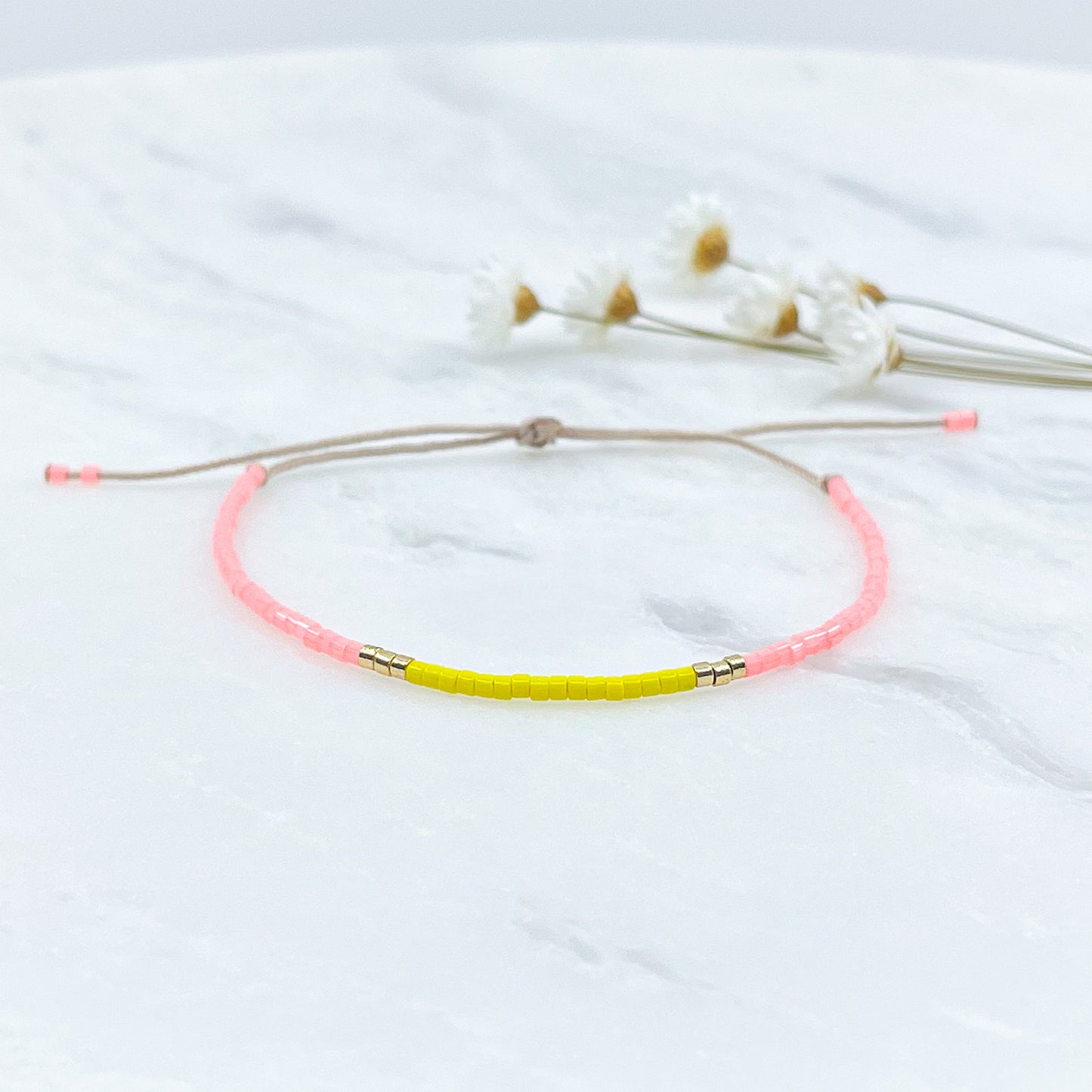 Bracelet en perles de rocaille colorées et or