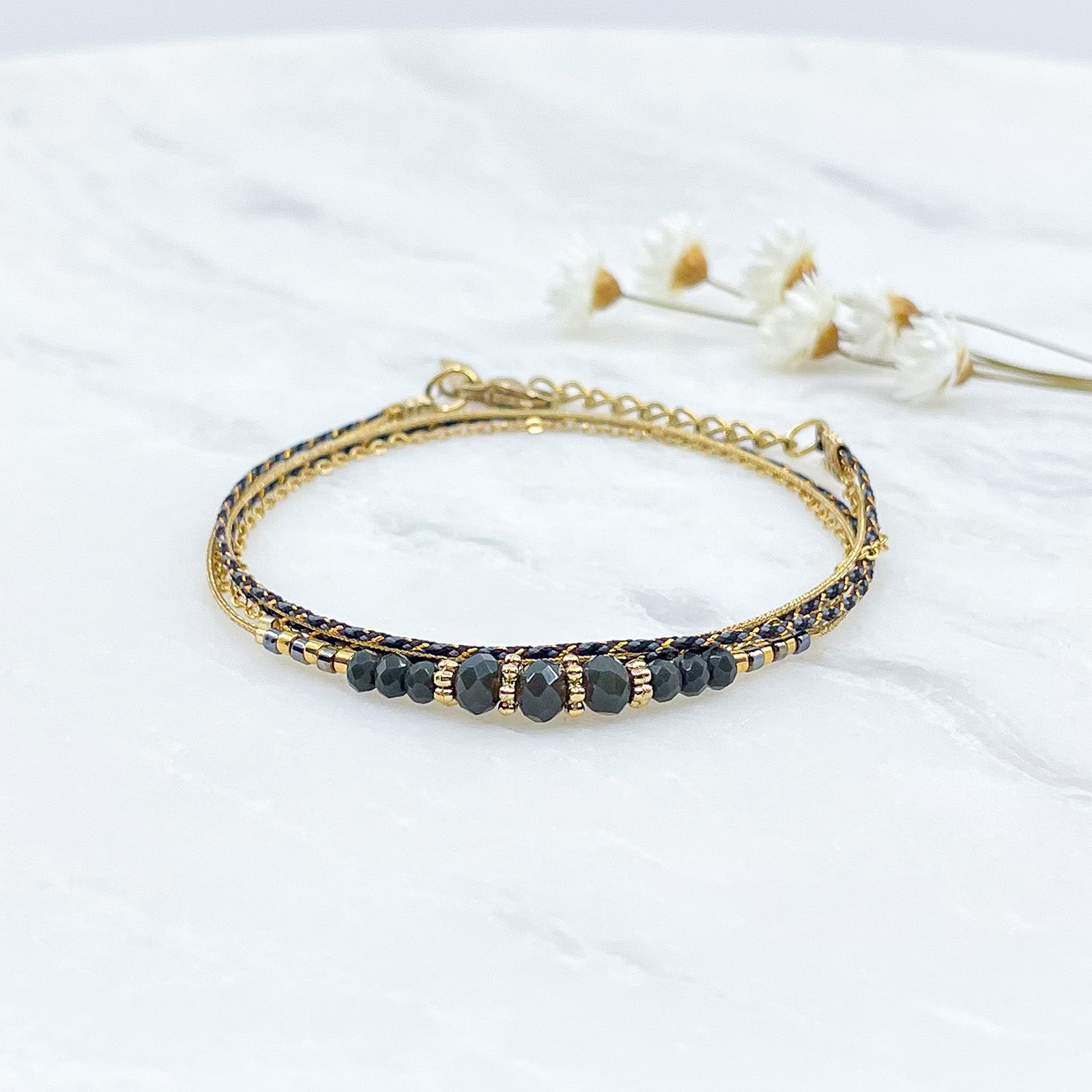 Bracelet en perles de cristal de verre Kaki foncé. Trois liens de cordons et chaîne qui s'enroulent en deux tours sur le poignet.