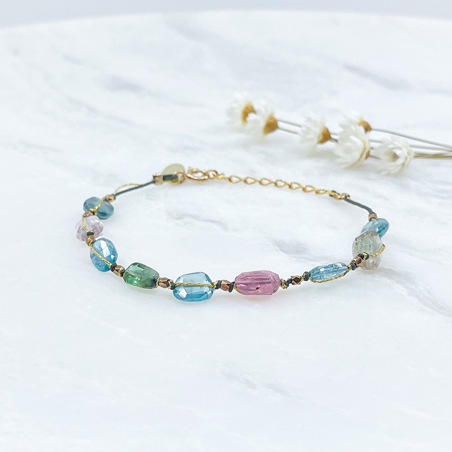 Bracelet en pierres fines naturelles composé de neuf Tourmalines multicolores.