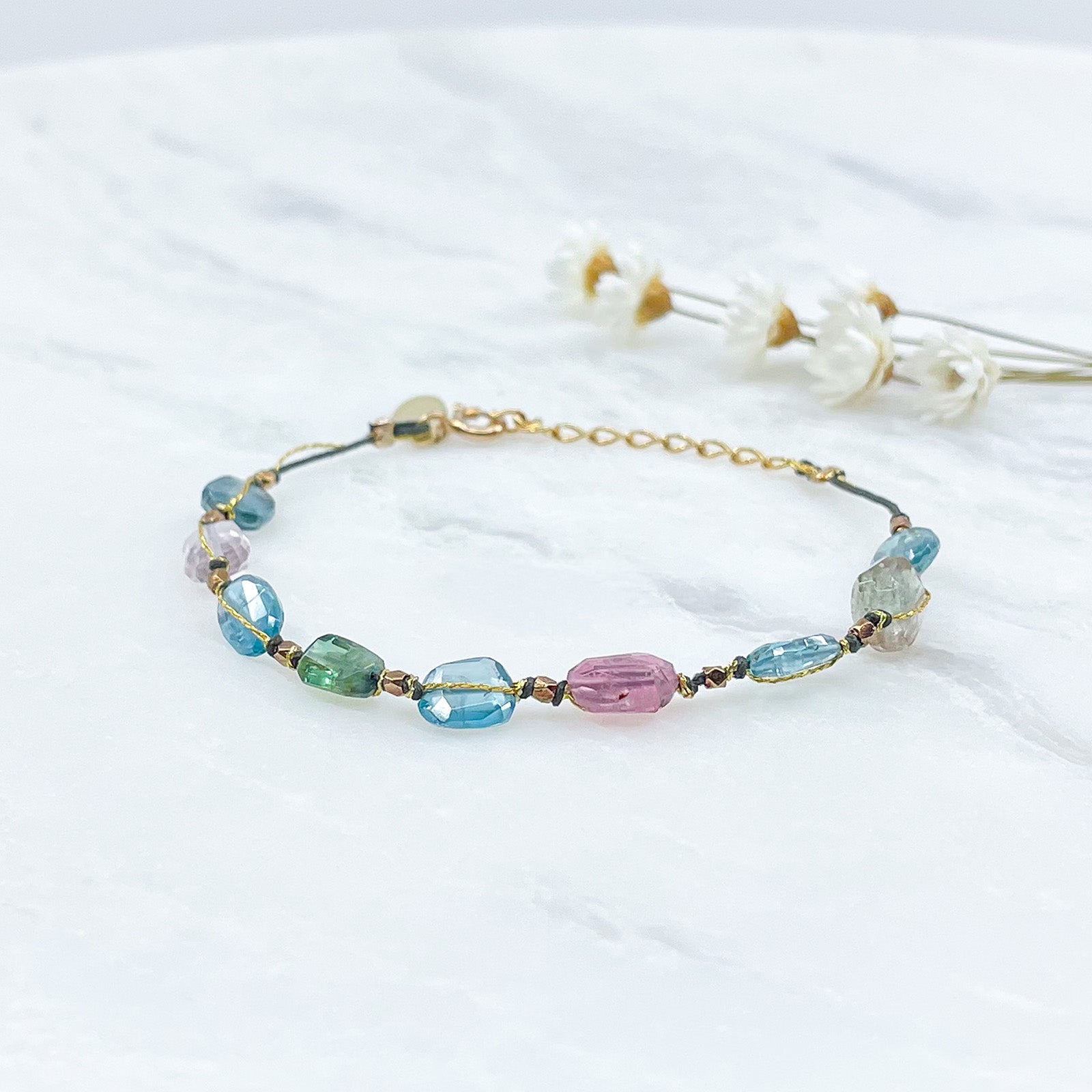 Bracelet en pierres fines naturelles composé de neuf Tourmalines multicolores.