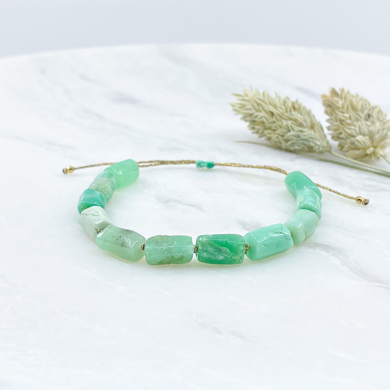 Bracelet ajustable composé de pierres fines naturelles en perles tubes de Chrysoprase aux teintes vert clair et vert lagon