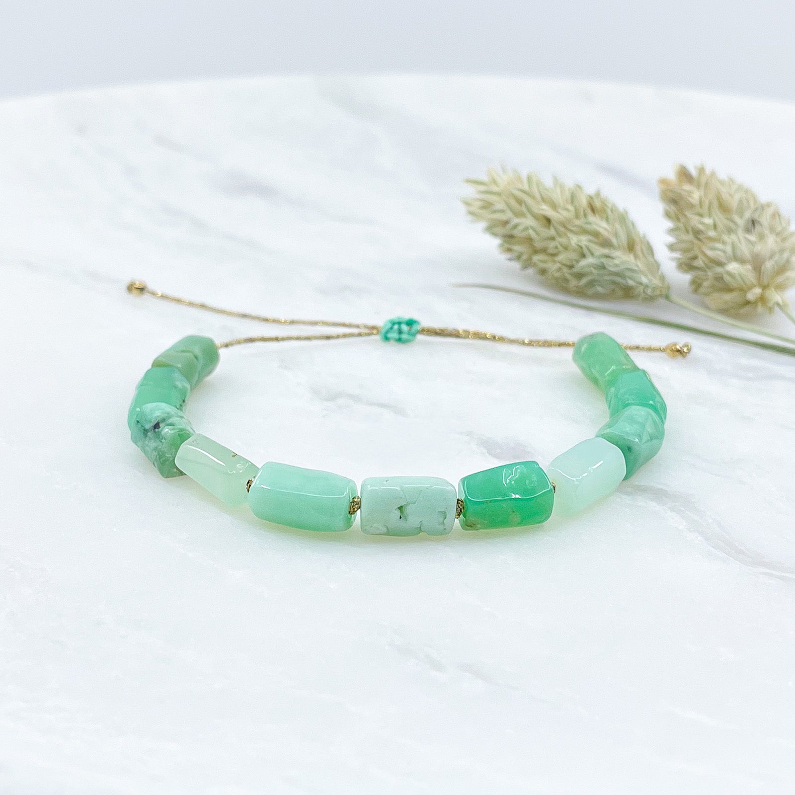 Bracelet ajustable composé de pierres fines naturelles en perles tubes de Chrysoprase aux teintes vert clair et vert lagon