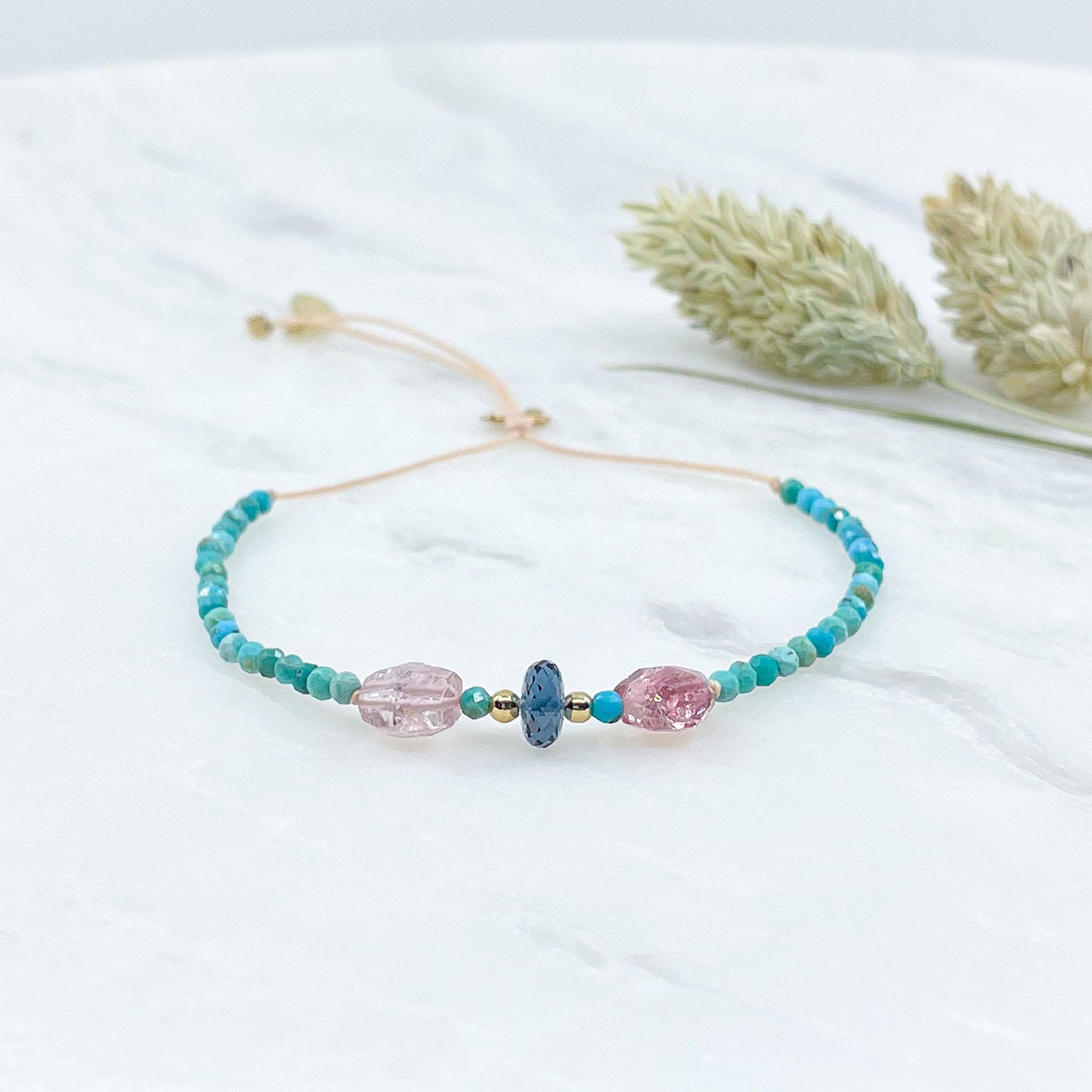 Bracelet aux teintes bleutées ajustable composé de pierres fines naturelles de Turquoise, de deux perles de Tourmaline facettées et d'une très belle perle de Topaze Bleu de Londres facettée