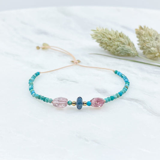 Bracelet aux teintes bleutées ajustable composé de pierres fines naturelles de Turquoise, de deux perles de Tourmaline facettées et d'une très belle perle de Topaze Bleu de Londres facettée