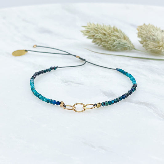 Bracelet réglable en pierres fines naturelles spinelle déclinaison de bleus. Trois anneaux en plaqué or entremêlés