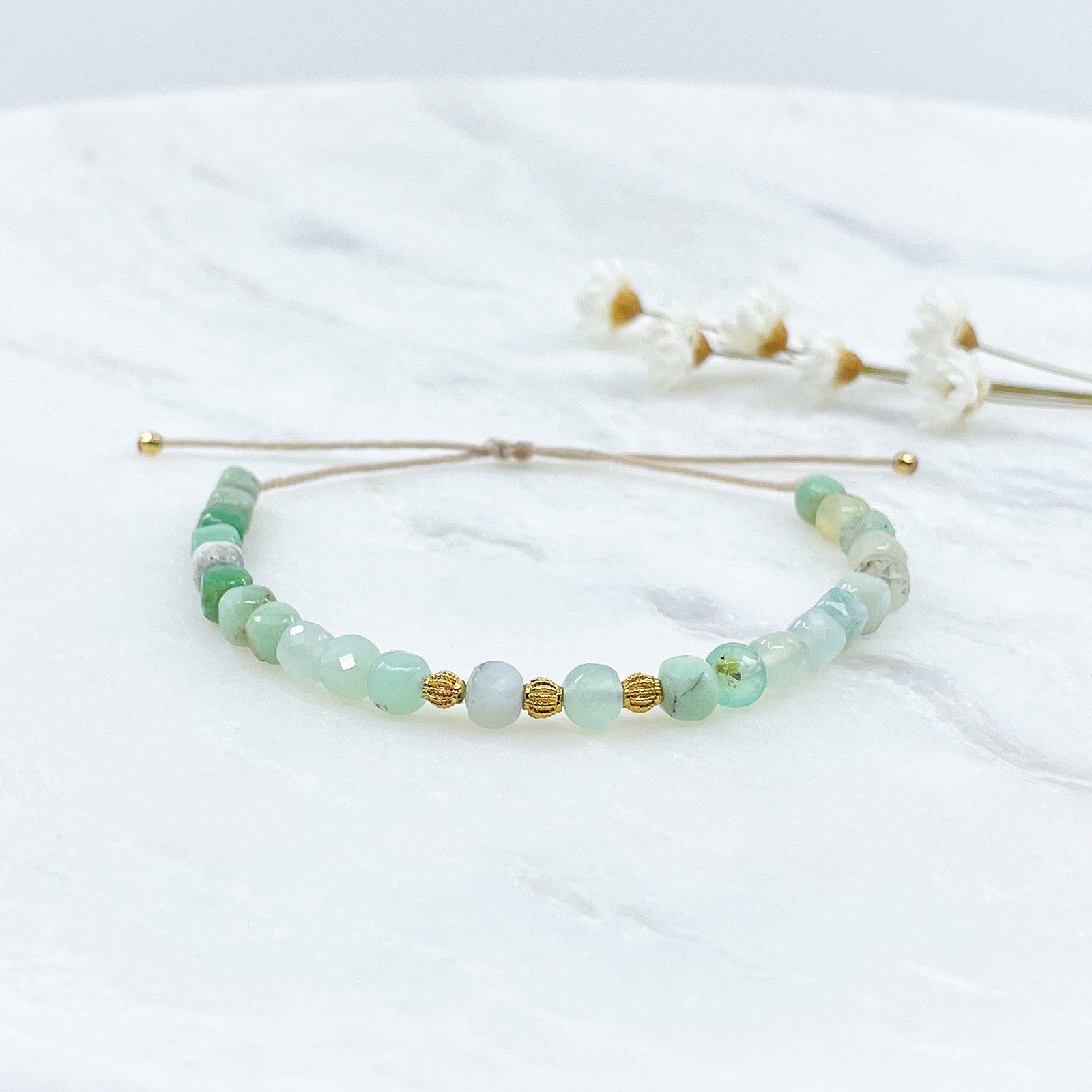 Bracelet ajustable composé de pierres fines naturelles de Chrysoprase aux teintes vert clair et vert lagon