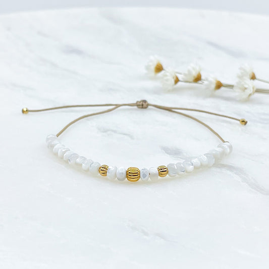 Bracelet ajustable en perles facettées de nacre blanche naturelle