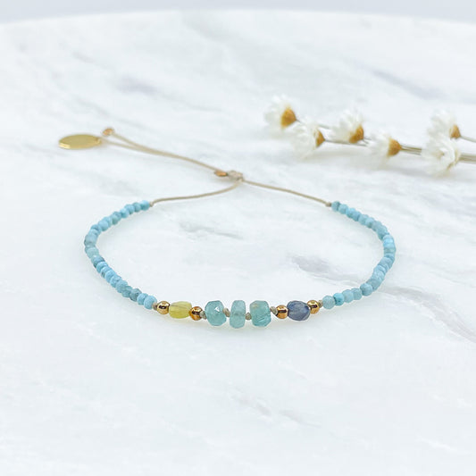 Bracelet ajustable composé de pierres fines naturelles offrant une déclinaison de bleu : perles de pierres de Larimar, de Grandidierite et de Tourmaline