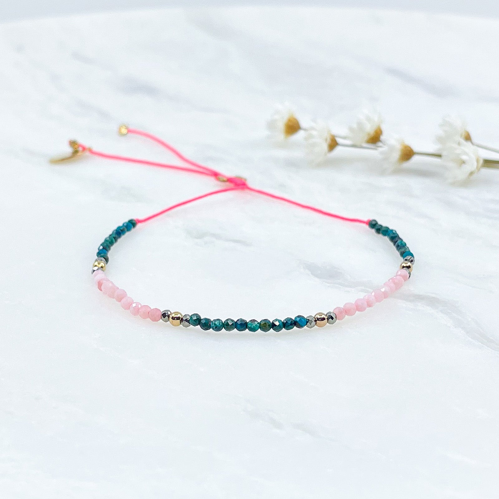 Bracelet réglable en pierres fines naturelles. Opale rose, Chrysocolle bleu vert. Pierres montées sur un cordon rose vif