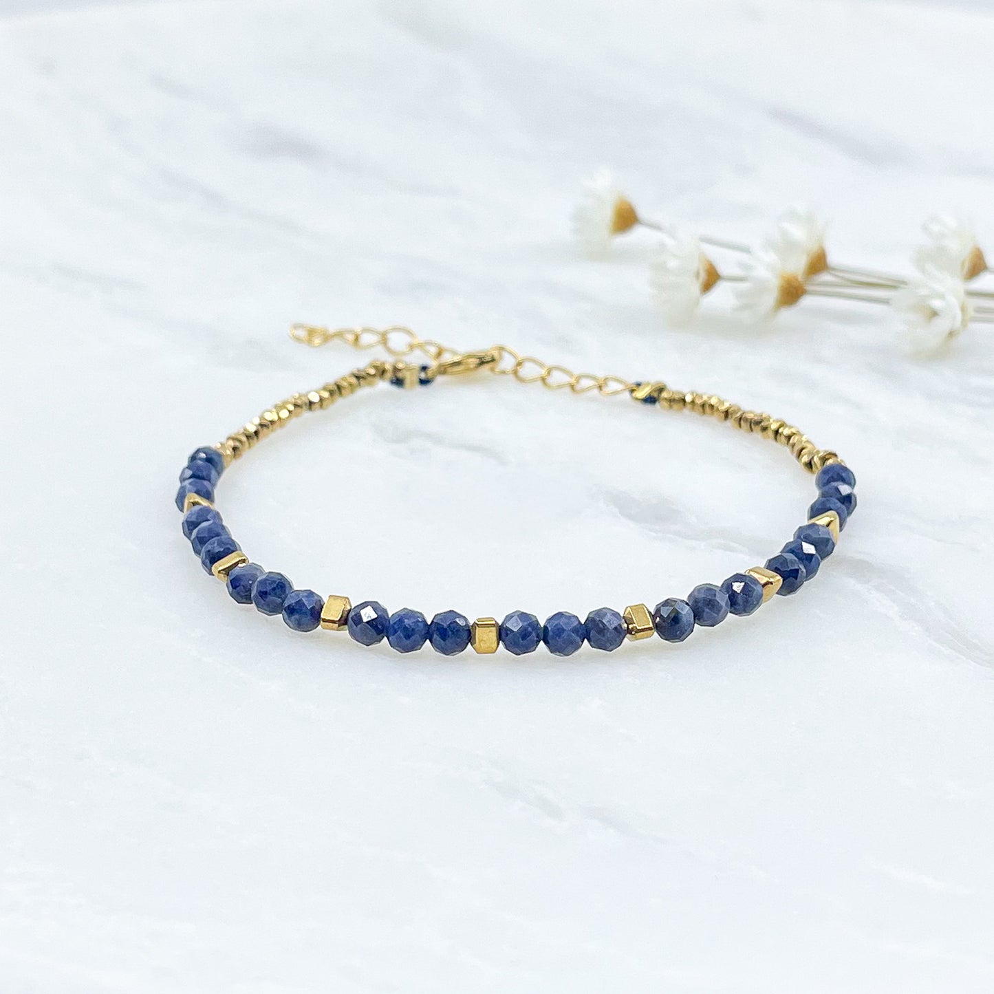 Bracelet perles de pierres fines naturelles variées au coloris assortis. S'enroule en deux tours autour du poignet. Montées sur cordon avec fermoir et chaîne de rallonge.