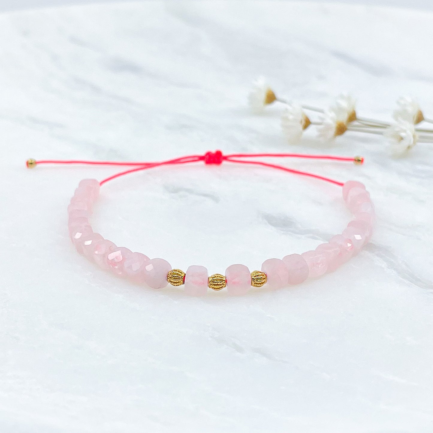 Bracelet réglable en pierres fines naturelles, perles de quartz rose facettées montée sur un fil rose fluo