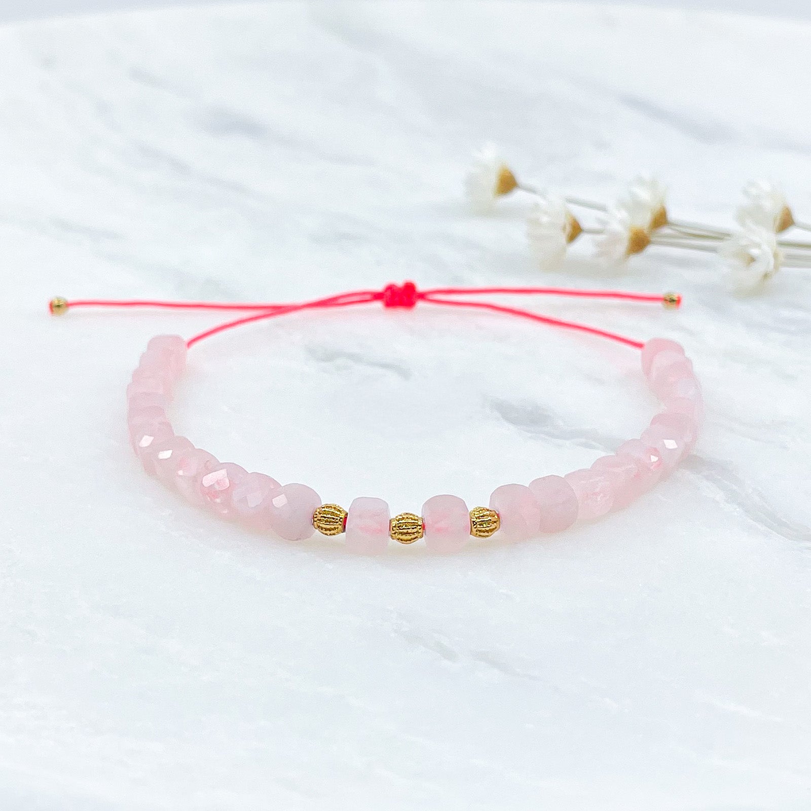 Bracelet réglable en pierres fines naturelles, perles de quartz rose facettées montée sur un fil rose fluo