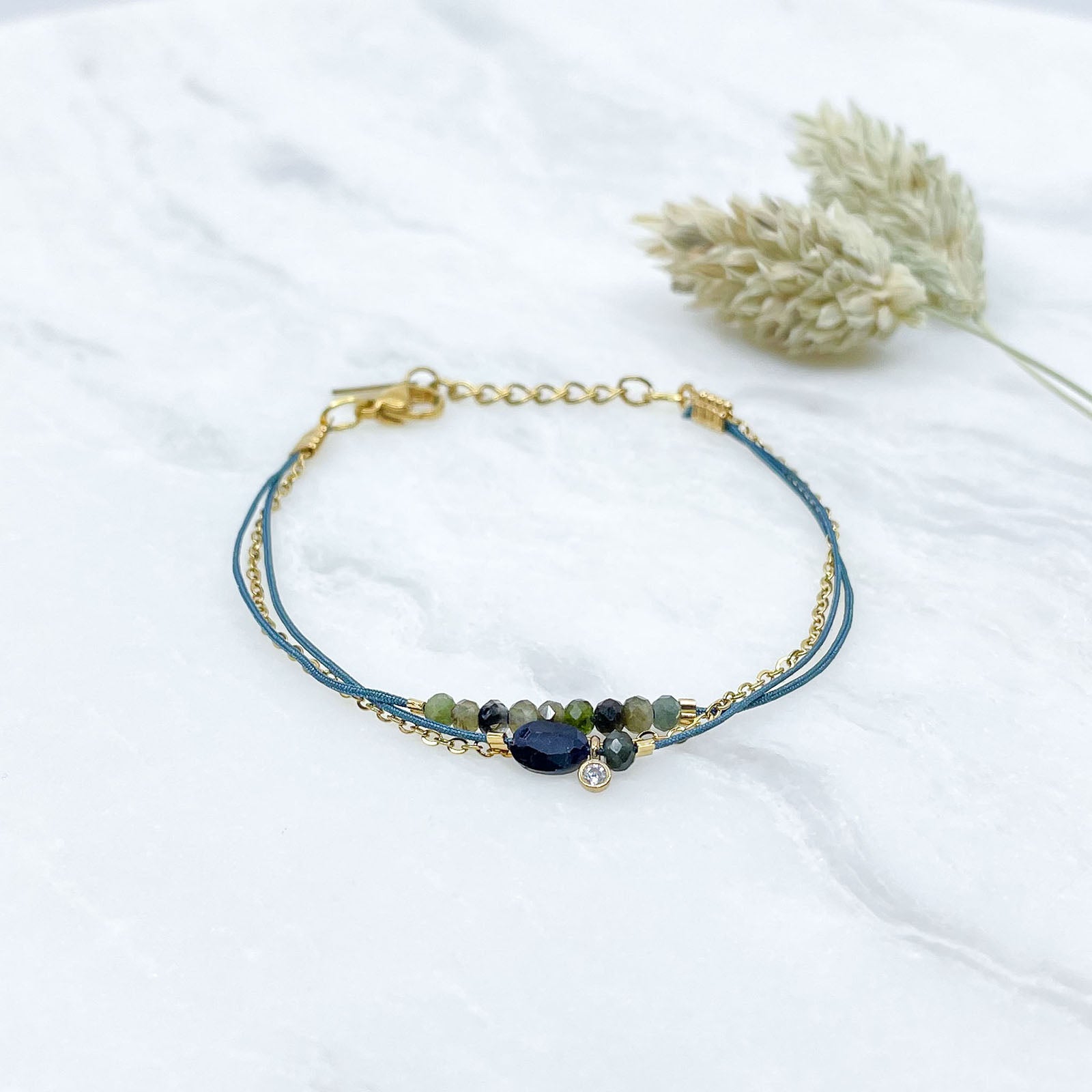 Bracelet multi liens : saphir bleu nuit, tourmalines vertes.