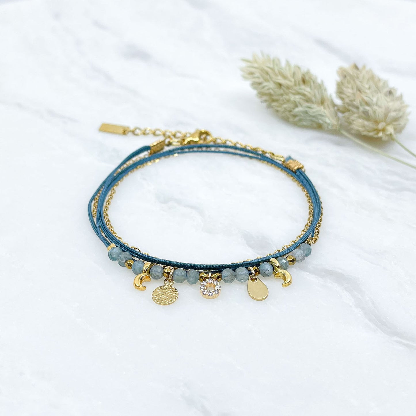Bracelet multi liens. Cordons bleu canard - Chaîne dorée. Pierres naturelles d'Apatite bleu et 5 pampilles dorées 