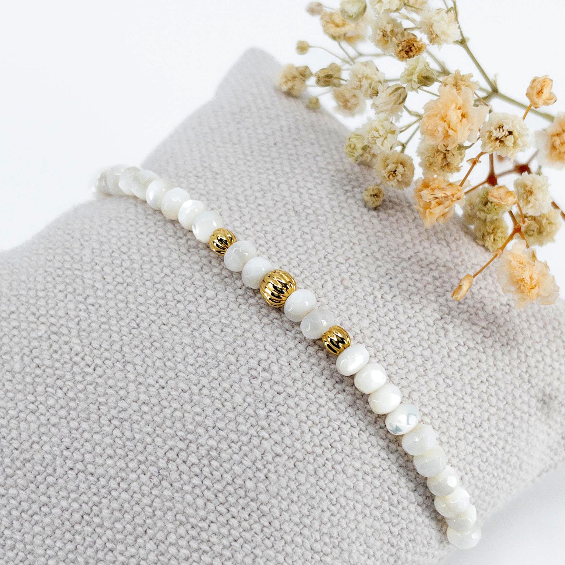 Bracelet ajustable en perles facettées de nacre blanche naturelle