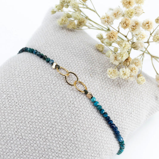 Bracelet réglable en pierres fines naturelles spinelle déclinaison de bleus. Trois anneaux en plaqué or entremêlés