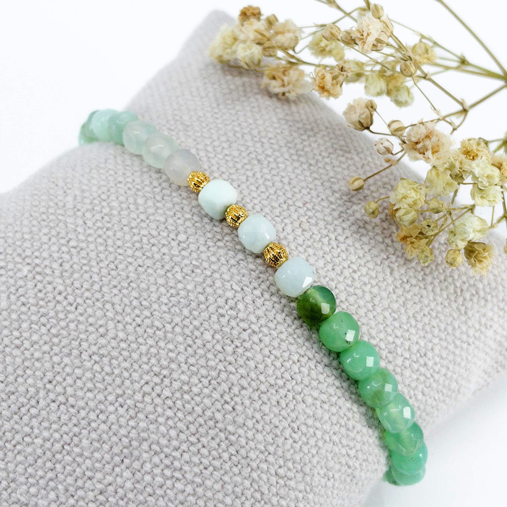 Bracelet ajustable composé de pierres fines naturelles de Chrysoprase aux teintes vert clair et vert lagon