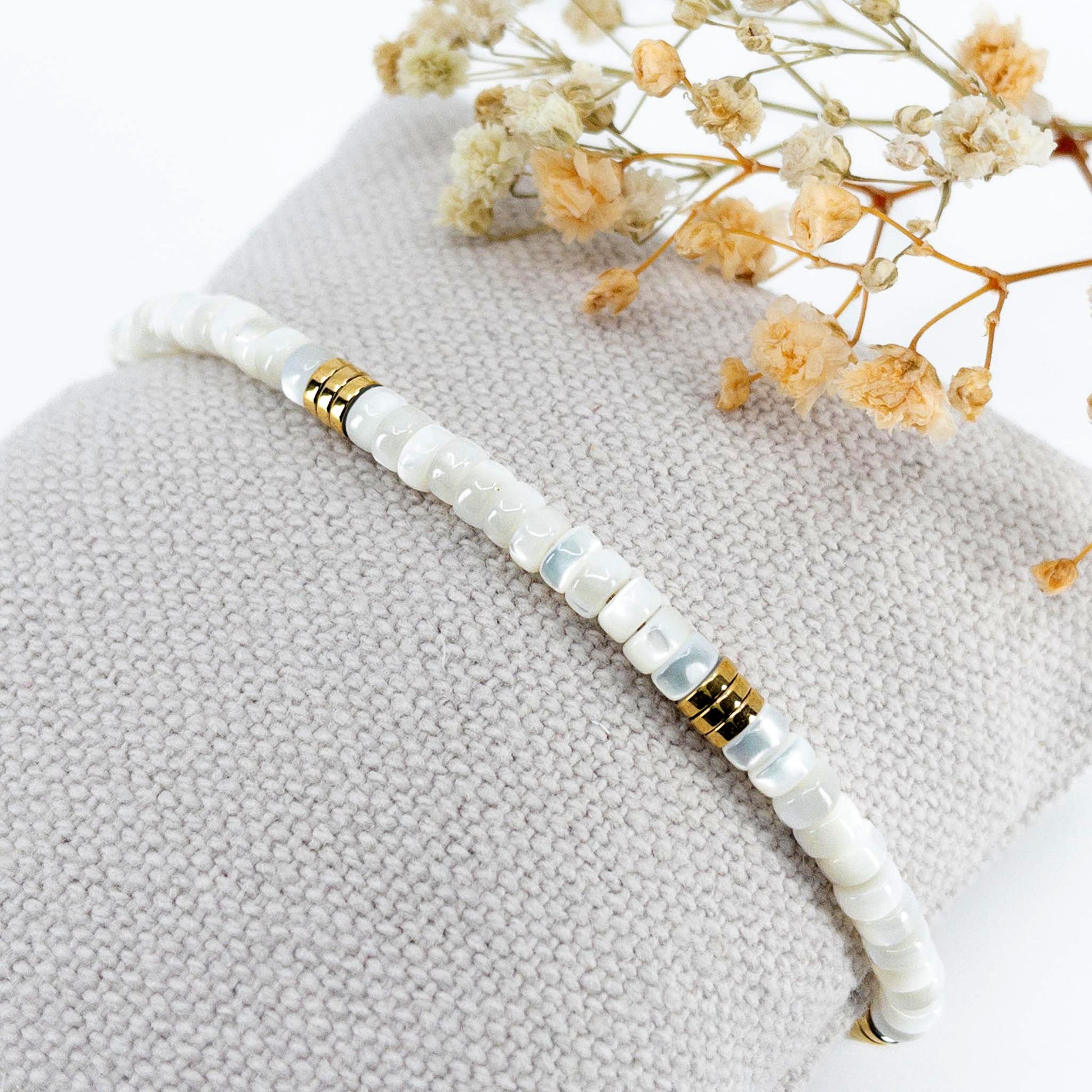 Bracelet ajustable en perles de nacre blanche naturelle