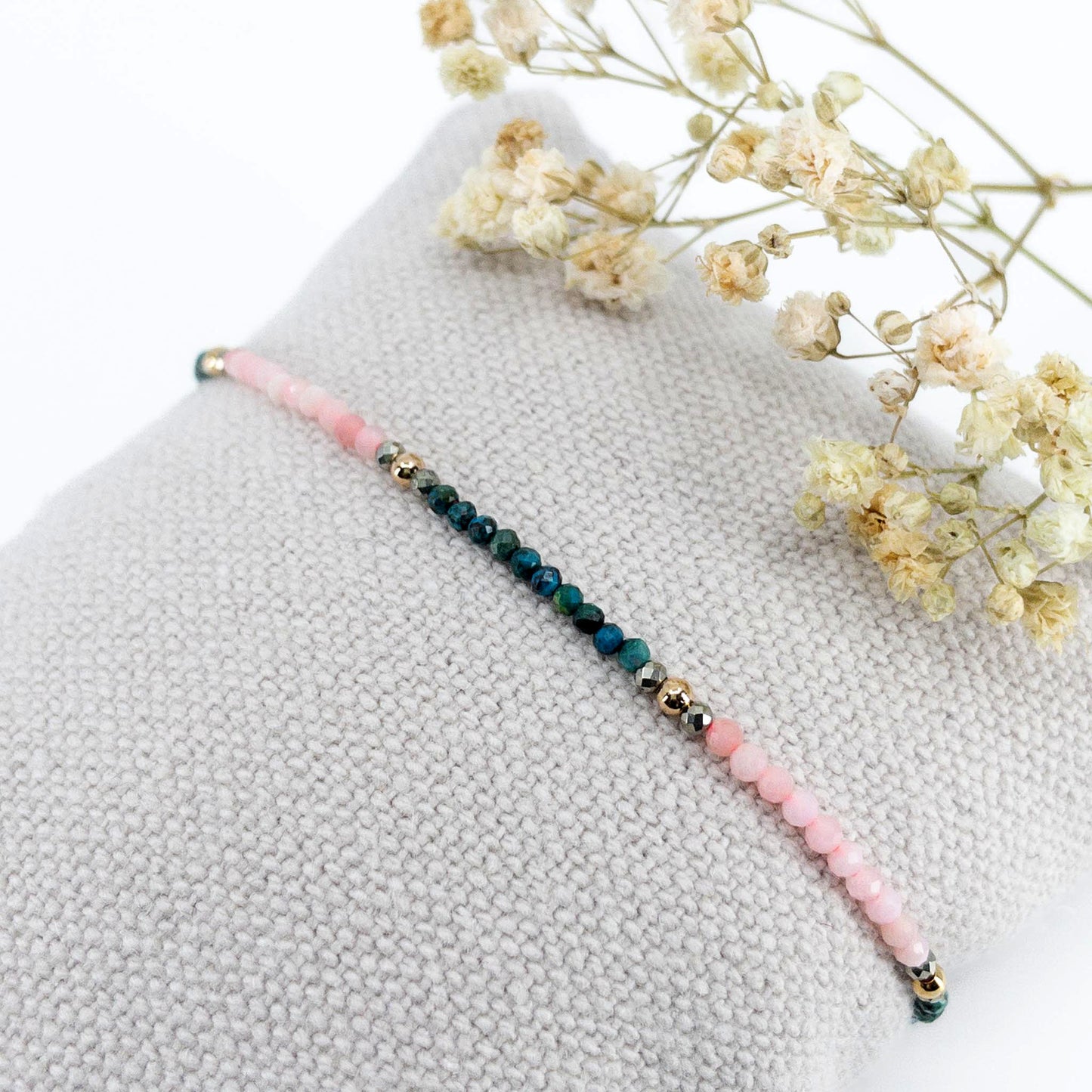 Bracelet réglable en pierres fines naturelles. Opale rose, Chrysocolle bleu vert. Pierres montées sur un cordon rose vif