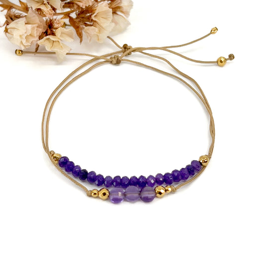 Duo de bracelets ajustables composés de perles de pierres fines naturelles d'Améthyste translucides et opaques. Les bracelets peuvent se porter indépendamment.