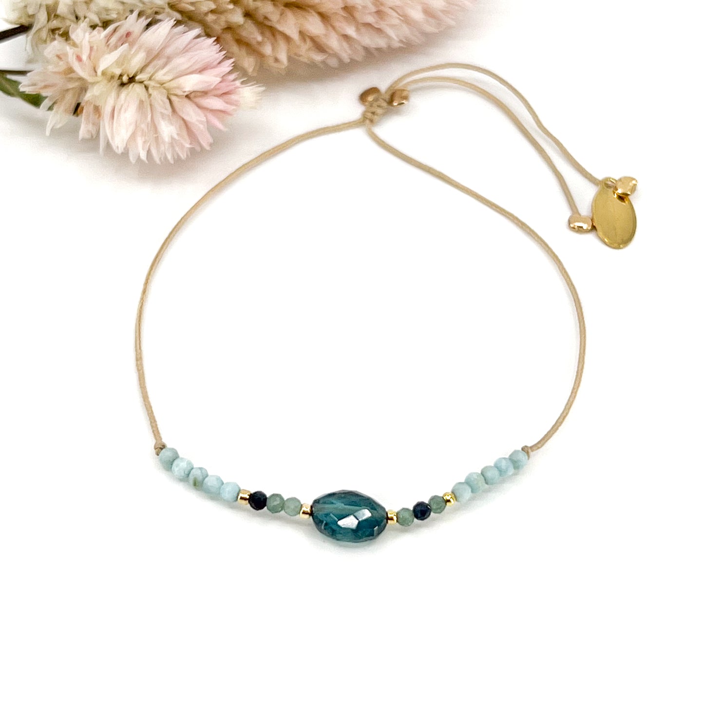 Bracelet ajustable composé d'une pierre fine naturelle de Tourmaline bleu entourée de perles de pierre de Larimar