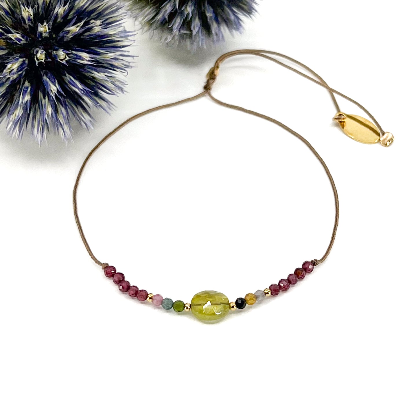 Bracelet ajustable composé d'une belle pierre fine naturelle de Tourmaline entourée de petites perles colorées de Tourmaline