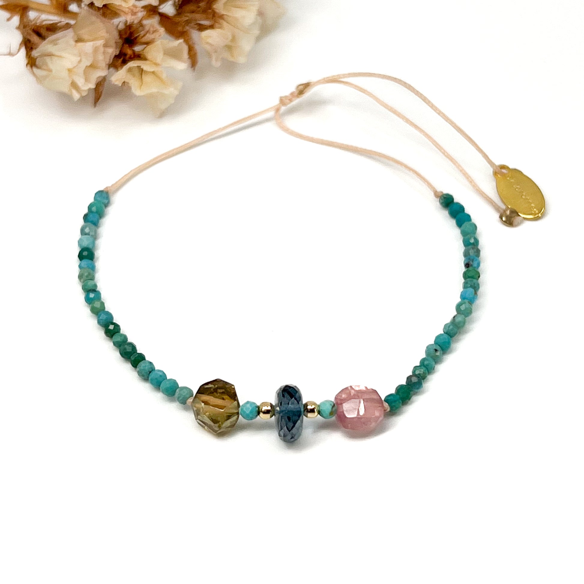 Bracelet aux teintes bleutées ajustable composé de pierres fines naturelles de Turquoise, de deux perles de Tourmaline facettées et d'une très belle perle de Topaze Bleu de Londres facettée