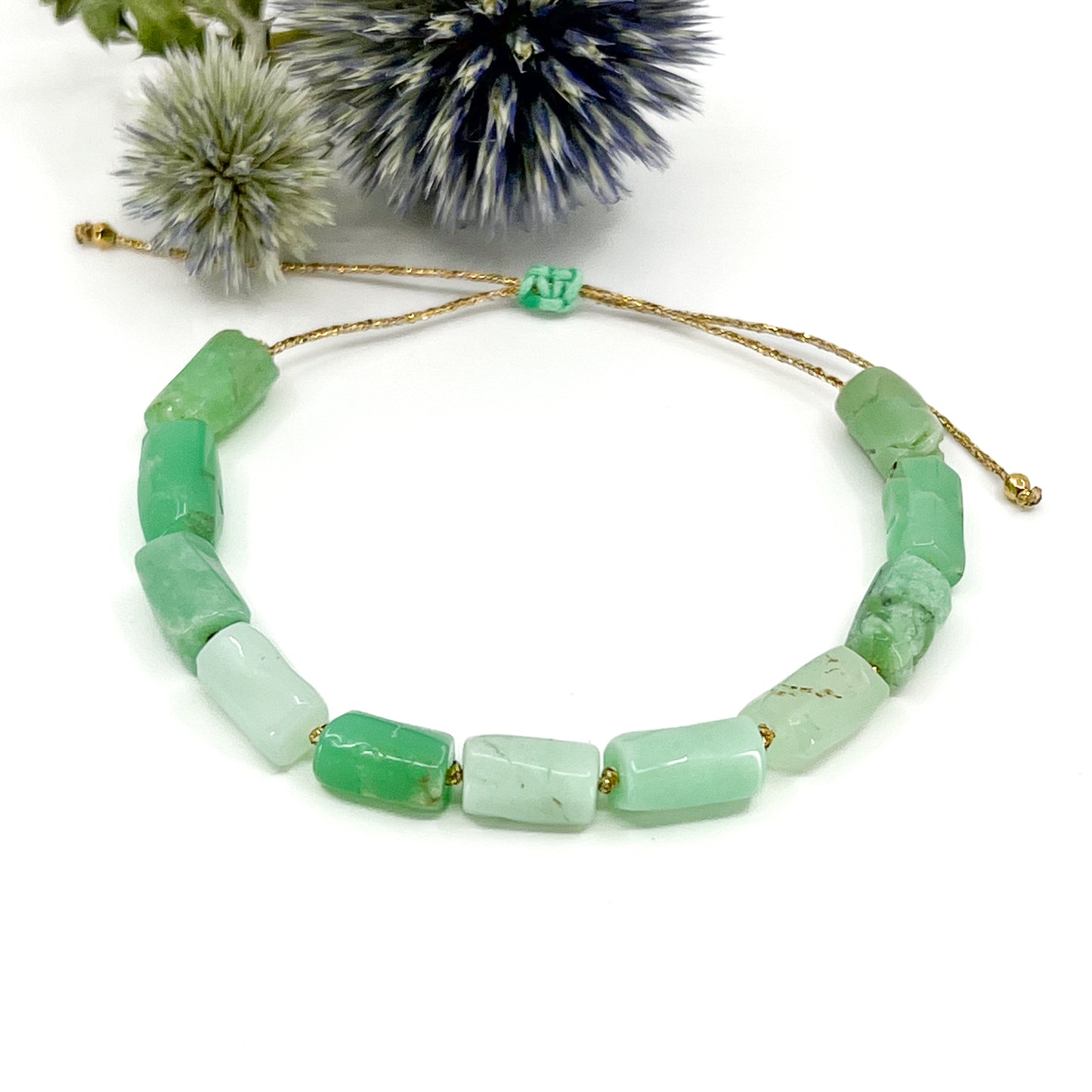 Bracelet ajustable composé de pierres fines naturelles en perles tubes de Chrysoprase aux teintes vert clair et vert lagon