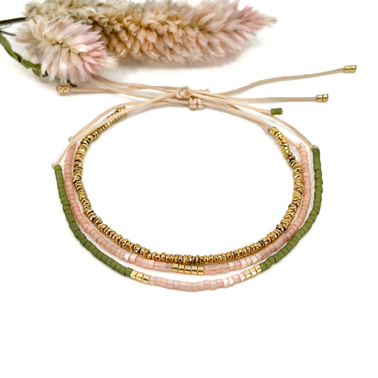 Trio de bracelets en pierres fines et perles de rocaille en verre "Rose poudré, Kaki et Or". Peuvent se porter indépendamment.