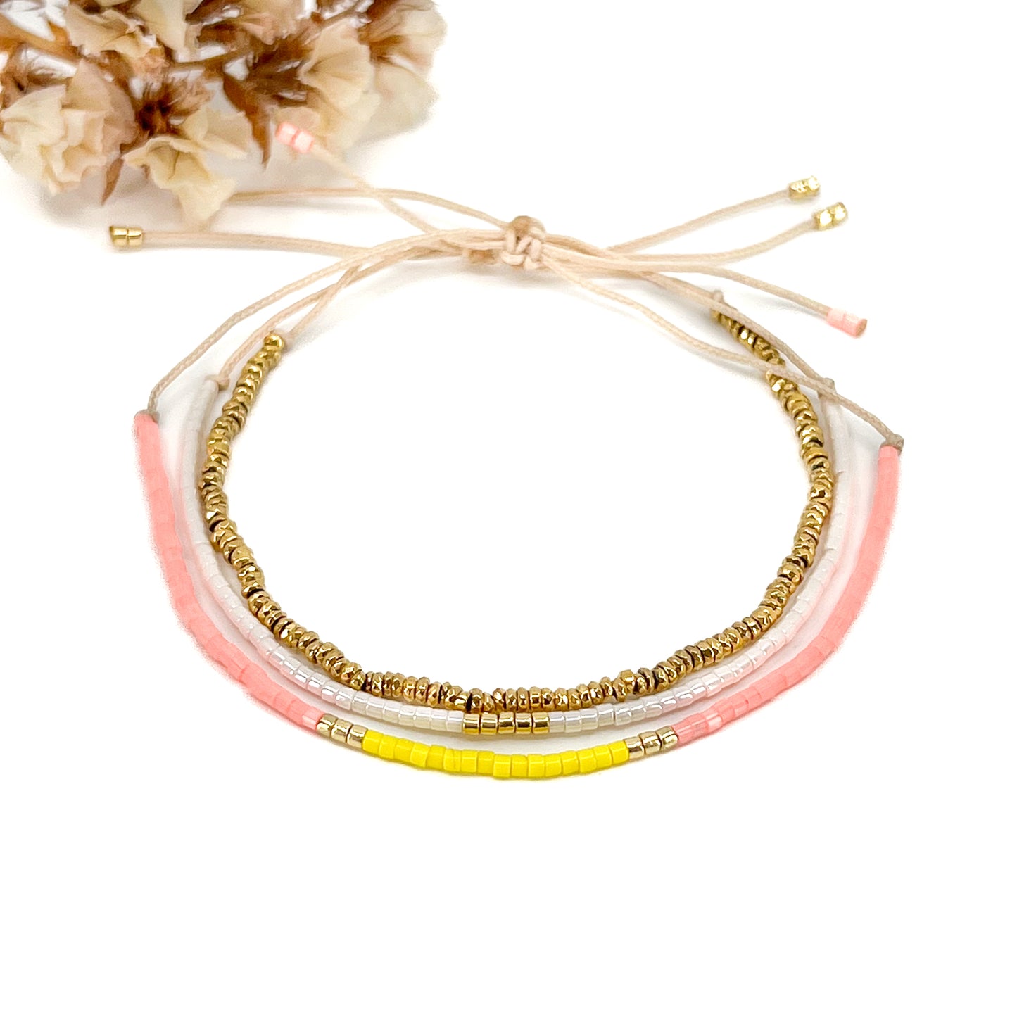 Trio de bracelets en pierres fines et perles de rocaille en verre "Rose, Jaune Citron et Blanc". Peuvent se porter indépendamment.