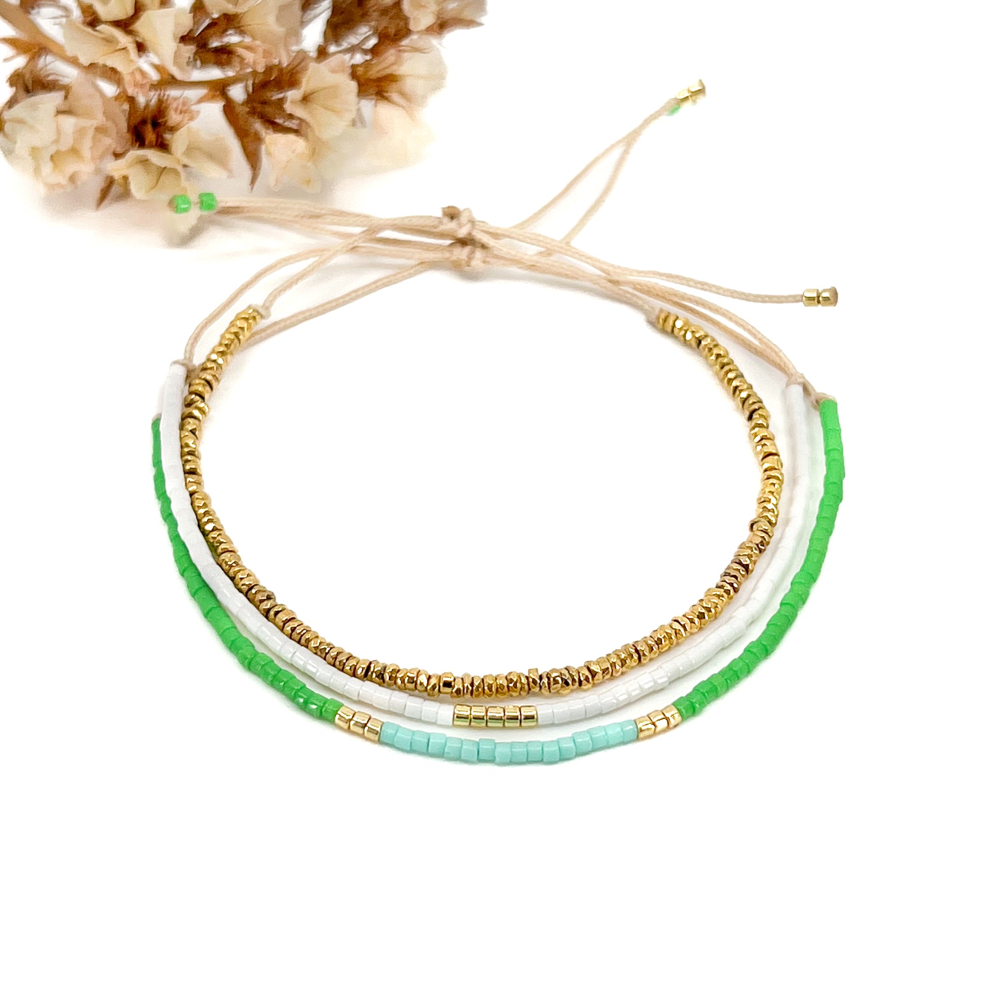 Trio de bracelets en pierres fines et perles de rocaille en verre "Vert, Bleu Lagon et Blanc". Peuvent se porter indépendamment.