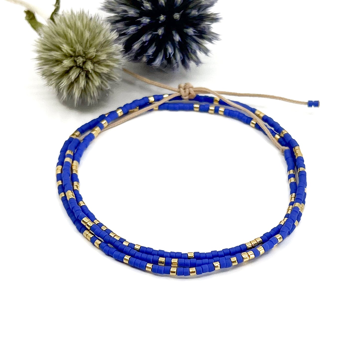 Bracelet ajustable en pierre de rocaille bleu des îles grecques et or. Trois tours de poignet