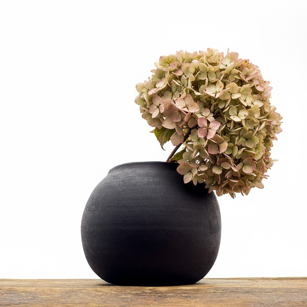 Vase céramique brute rond Bulle Noir. Entièrement fait main.