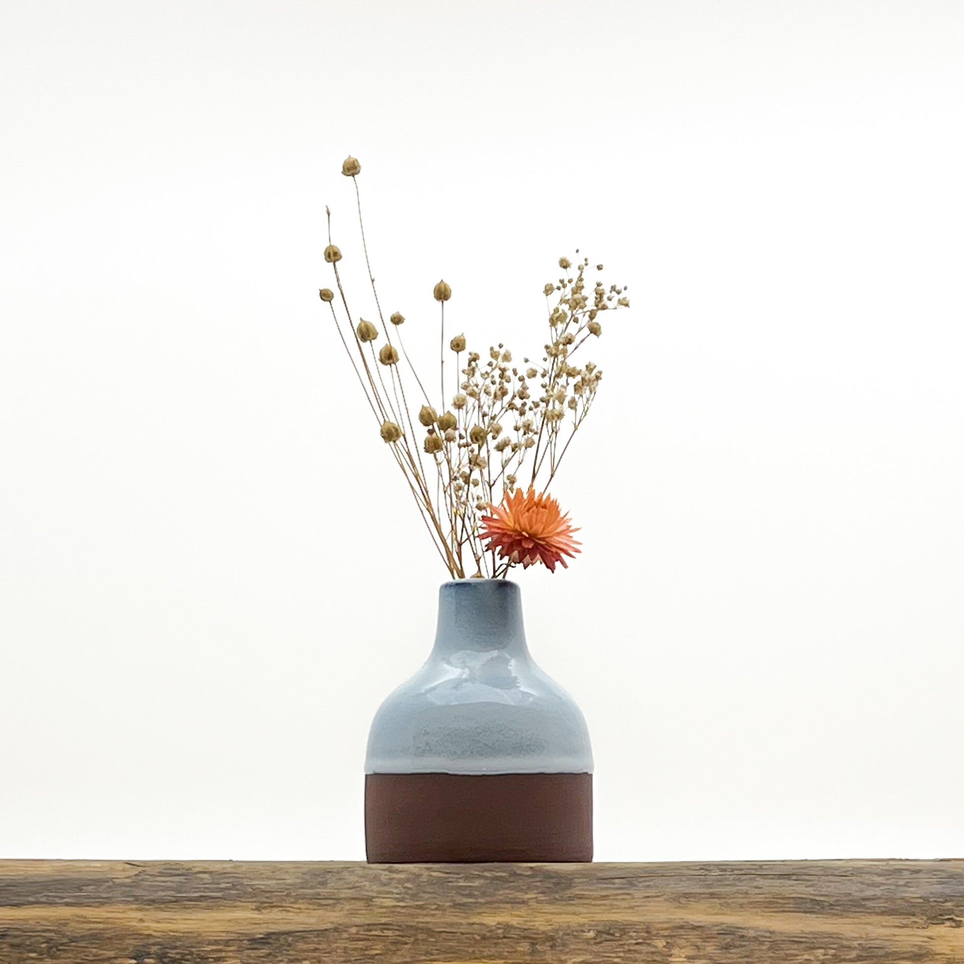 Duo de vases en céramique recouverts à moitié d'un bleu doux azur. Deux formats différents harmonisés. Livrés avec fleurs séchées offertes.
