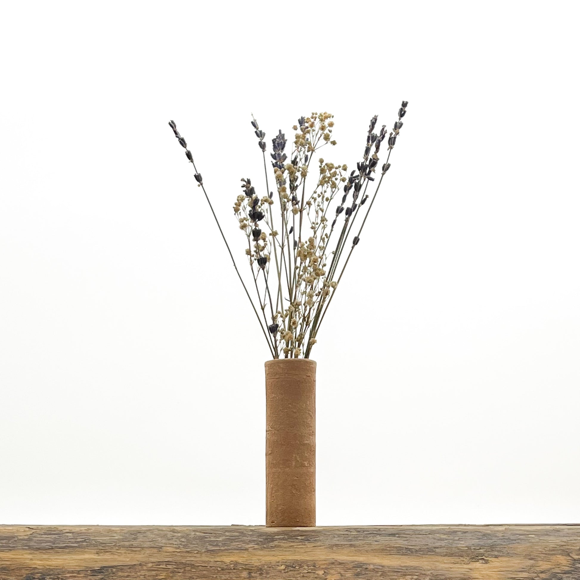 Ensemble de 3 petits vases tubes au design épuré en terre cuite fait main. Livrés avec fleurs séchées offertes.