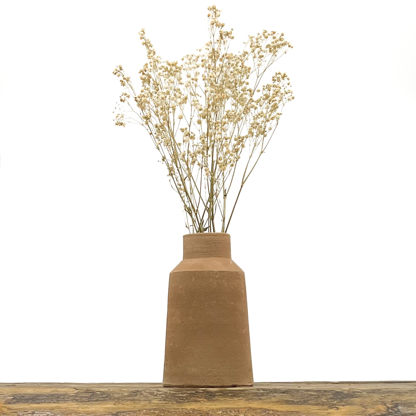 Vase au design épuré en terre cuite fait main. Hauteur 17 cm, largeur de la base 10 cm. Livré avec fleurs séchées offertes.
