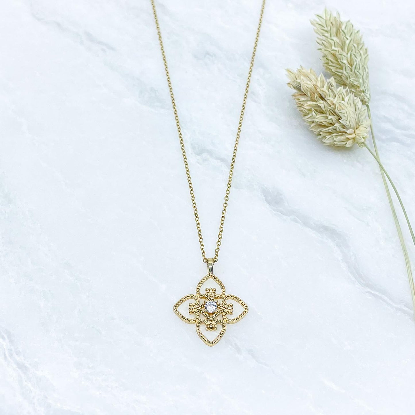 Collier pendentif fleur avec strass