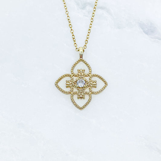 Collier pendentif fleur avec strass