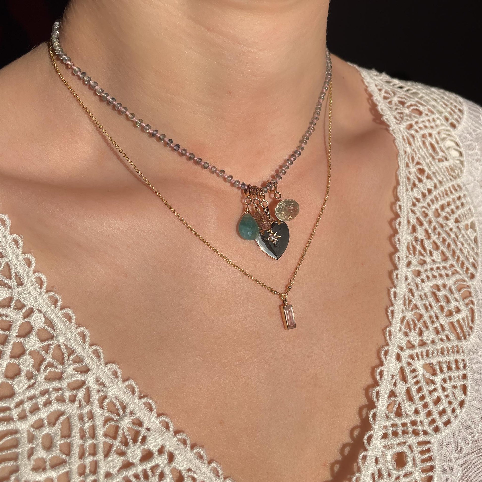 Collier 36 cm green saphir et 4 charms composés de différentes pierres fines naturelles et d'un pendentif cœur plaqué or